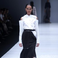 Koleksi busana siap pakai dari desainer Barli Asmara mengusung tema Press Play di Jakarta Fashion Week 2018, Senayan City, Jakarta, Kamis (26/10/2017). Foto: Mohammad Abduh/Wolipop