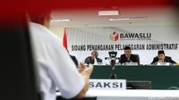 Ketua Badan Pengawas Pemilu (Bawaslu) Abhan memimpin sidang pemeriksaan dugaan pelanggaran administrasi Pemilu, di Gedung Bawaslu, Jakarta, Rabu (8/11/2017).