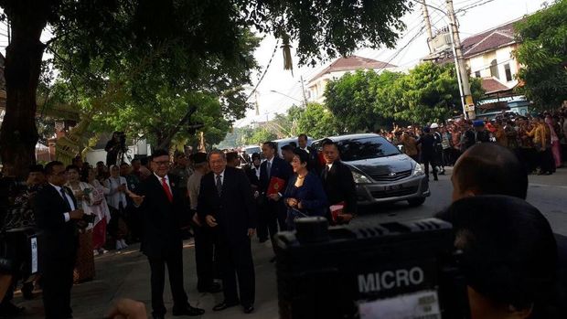 SBY dan keluarga hadiri pernikahan Kahiyang-Bobby.