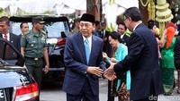 Mantan Wapres Boediono juga hadir.