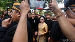 Kahiyang dan Bobby Tinggalkan Gedung Resepsi