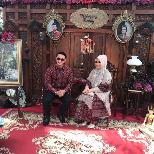 Zumi Zola tampil kompak dengan motif batik Jambi bernuansa merah bersama istrinya, Sherrin Tharia. Gubernur Jambi ini bahkan membawa kacamata hitam untuk tetap terlihat kekinian. Foto: Dok. Instagram