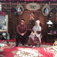 Zumi Zola tampil kompak dengan motif batik Jambi bernuansa merah bersama istrinya, Sherrin Tharia. Gubernur Jambi ini bahkan membawa kacamata hitam untuk tetap terlihat kekinian. Foto: Dok. Instagram