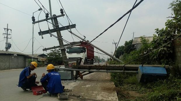Petugas PLN membenahi kerusakan yang terjadi