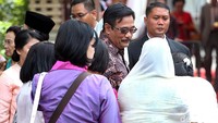 Djarot sempat menyapa warga di sekitar Graha Saba Buana.