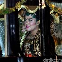 Riasan yang diterapkan saat malam hari saat memakai Solo Basahan Keprabon berbeda dengan Solo Putri. Perbedaan yang jelas terlihat pada riasan alis. Saat memakai Solo Basahan Keprabon, putri semata wayang Presiden RI Joko Widodo itu dirias dengan bentuk alis menjangan yang bercabang seperti tanduk rusa. Ibarat rusa, wanita harus cerdik, cerdas, dan anggun. Foto: Rengga Sancaya