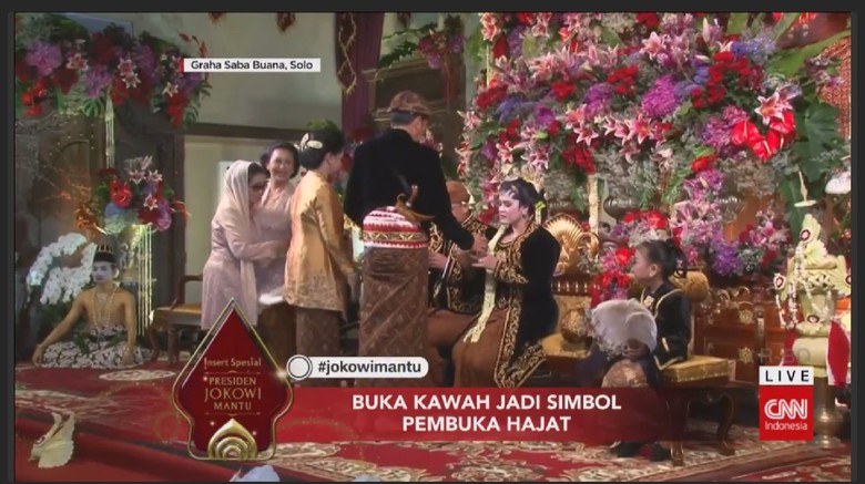 Jokowi Minum Rujak Degan, Lalu Timbang Berat Kahiyang-Bobby Jokowi Minum Rujak Degan, Lalu Timbang Berat Kahiyang-Bobby