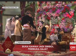 Jokowi Minum Rujak Degan, Lalu Timbang Berat Kahiyang-Bobby