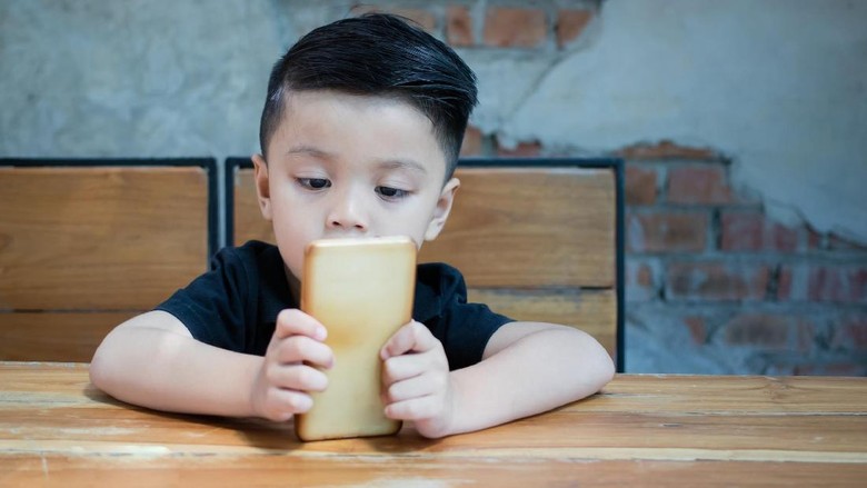 Ilustrasi anak main gadget/ Foto: Thinkstock Ilustrasi anak main gadget/ Foto: Thinkstock