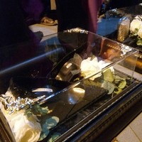 Material beledu atau beludru digunakan untuk memberi kesan mewah. Seperti kotak untuk menaruh pump shoes Manolo Blahnik ini. Foto: Dok. Rose Arbor Seserahan