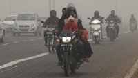 Di bawah situasi darurat ini, setiap truk dilarang masuk dan aktivitas konstruksi dilarang di New Delhi. Foto: REUTERS/Saumya Khandelwal
