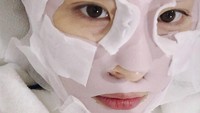 Layaknya wanita pada umumnya, ia juga memperhatikan penampilan wajahnya dan merawatnya dengan pengaplikasian masker wajah. (Foto: Instagram @miyayeah)