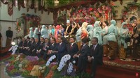 Para menteri kompak memakai jas sementara istri-istri mereka memakai kebaya (Foto: Dok. CNN Indonesia TV)