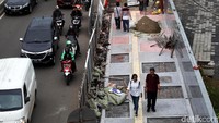 Proyek pelebaran jalur pedestrian tersebut sudah beberapa hari ini tidak dikerjakan.
