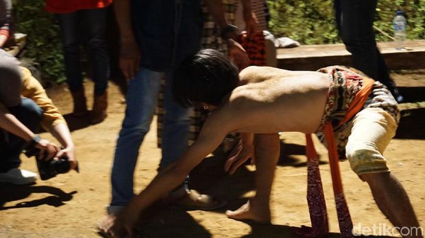 Salah satu penari yang 'kemasukan' (Shinta/detikTravel)