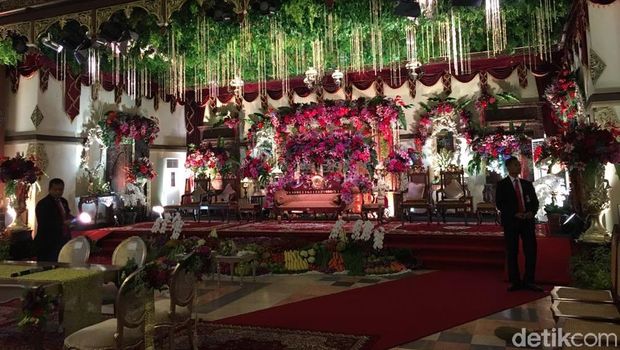 Kursi akad dan pelaminan untuk Kahiyang-Bobby/Ray Jordan