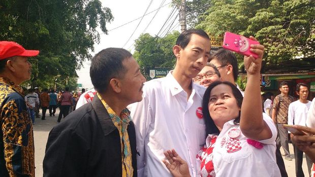 'Jokowi KW' terus melayani permintaan foto para masyarakat.