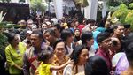 Tamu Kahiyang-Bobby Panas-panasan Antre Masuk ke Graha Saba Buana