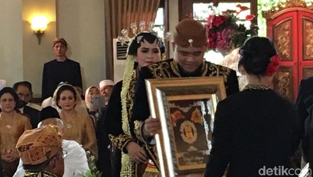 Bobby serahkan mas kawin untuk Kahiyang.