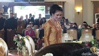 Selvi tampak memakai kebaya berwarna keemasan yang dipadu dengan sanggul Jawa saat akad nikah Kahiyang-Bobby.