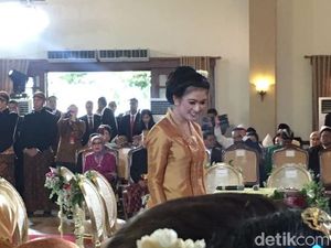 Sibuknya Selvi Menantu Jokowi di Akad Nikah Kahiyang-Bobby