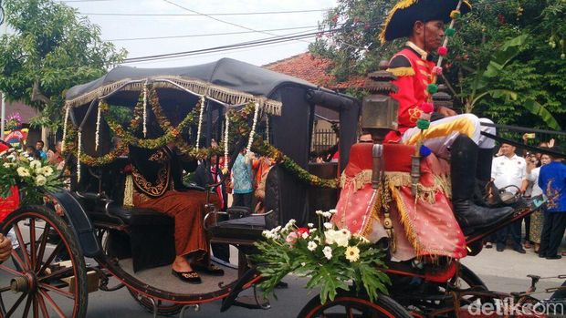 Bobby Nasution tiba di Graha Saba Buana.