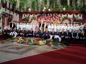 Menteri Jokowi Duduk di Lantai Pelaminan Saat Foto Bareng Kahiyang