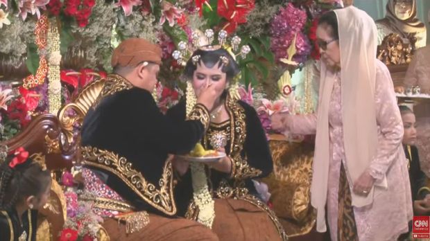 So Sweet! Bobby dan Kahiyang Suap-suapan di Pelaminan