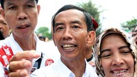 Warga foto bersama dengan pria mirip Jokowi.