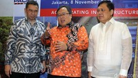 Menteri Perencanaan Pembangunan Nasional/Kepala Bappenas Bambang Brodjonegoro (tengah) berbincang dengan Direktur Utama PT Nusantara Infrastructure Tbk Ramdani Basri (kiri) dan President & CEO Metro Pacific Investments Corporation Rodrigo E Franco (kanan) usai peresmian Investment Partnership antara PT Nusantara Infrastructure dengan perusahaan Filipina, Metro Pacific di Jakarta, Rabu (8/11/2017).