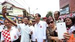 Foto: Heboh Jokowi KW Seliweran di Depan Gedung Pernikahan Kahiyang-Bobby