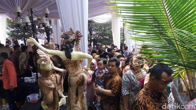 Tamu Kahiyang-Bobby Panas-panasan Antre Masuk ke Graha Saba Buana