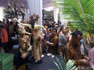 Tamu Kahiyang-Bobby Panas-panasan Antre Masuk ke Graha Saba Buana