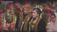 Kahiyang dan Bobby bangkit dari kursi pelaminan untuk sungkeman.