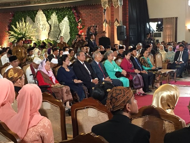 Para tamu di pernikahan Kahiyang Ayu dan Bobby disambut bunga sedap malam di sepanjang karpet merah menuju pelaminan. Foto: Ray Jordan/detikcom