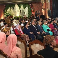 Para tamu di pernikahan Kahiyang Ayu dan Bobby disambut bunga sedap malam di sepanjang karpet merah menuju pelaminan. Foto: Ray Jordan/detikcom