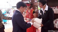 Suvenir dibungkus tas kain berwarna krem dengan lambang gunungan di salah satu sisinya (Foto: Bayu Ardi Isnanto/detikcom)