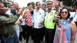 Foto: Heboh Jokowi KW Seliweran di Depan Gedung Pernikahan Kahiyang-Bobby