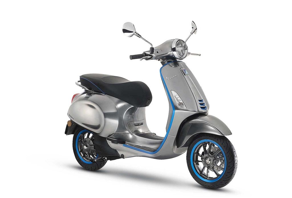 Era mobilitas elektrik mulai menyambut. Vespa di pameran otomotif roda dua yang digelar di Milan, Italia, memperkenalkan skuter berenaga listrik, Vespa Elettrica.