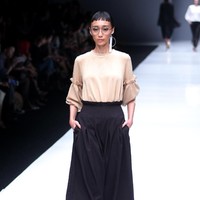 Koleksi busana siap pakai dari desainer Barli Asmara mengusung tema Press Play di Jakarta Fashion Week 2018, Senayan City, Jakarta, Kamis (26/10/2017). Foto: Mohammad Abduh/Wolipop