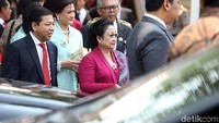 Keduanya terlihat saling berinteraksi.