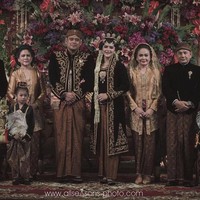 Jokowi dan Iriana sama-sama memakai bros pada busananya. Jokowi memakainya di dada kiri, sedangkan Iriana di bagian tengah kebayanya. Foto: Pernikahan Kahiyang-Bobby (dok. allseasonsphoto)