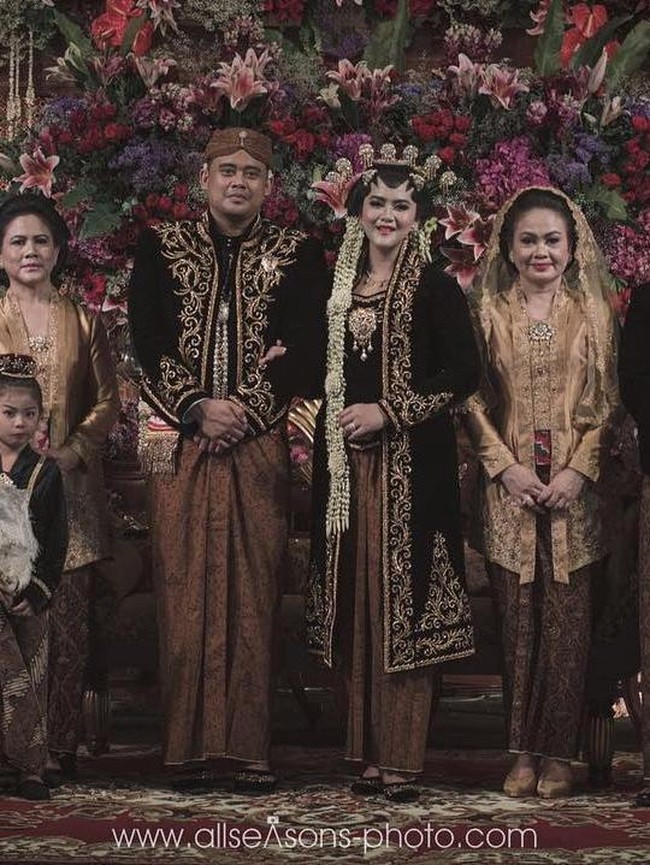 Putri presiden Joko Widodo, Kahiyang Ayu remi menikah dengan Bobby Nasution pada November lalu. Saat resepsi di Solo, Kahiyang tampil dengan adat Solo, di mana makeupnya pun harus terlihat glamour sesuai mengikuti tradisi makeup pengantin Solo. Banyak yang memuji tampilan Kahiyang yang tampak ayu. Namun lagi-lagi kritikan netizen tak bisa dicegah. Ada yang berkomentar makeup resepsi Kahiyang itu mirip hantu. Meski begitu, hanya sedikit yang nyinyir soal riasan Kahiyang. Justru ia banyak menerima pujian.  Foto: Pernikahan Kahiyang-Bobby (dok. allseasonsphoto)