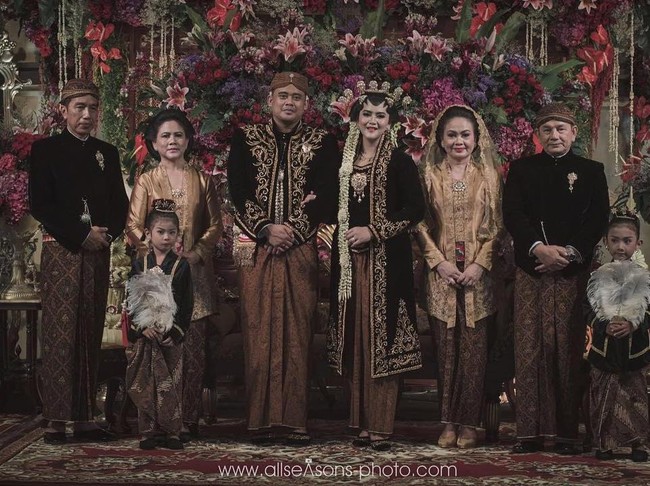 Jokowi dan Iriana sama-sama memakai bros pada busananya. Jokowi memakainya di dada kiri, sedangkan Iriana di bagian tengah kebayanya. Foto: Pernikahan Kahiyang-Bobby (dok. allseasonsphoto)