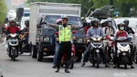 Polisi dikerahkan untuk mengatur lalu lintas.