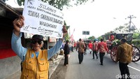  Warga membentangkan poster ucapan selamat kepada Kahiyang dan Bobby.