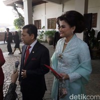 Setya Novanto memilih setelan jas hitam dengan dasi merah, sementara istrinya, Deisti Astriani Tagor cantik berbalut kebaya kutu baru warna biru. Foto: detikfoto