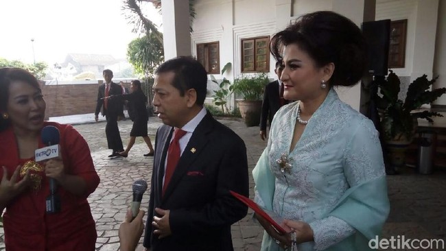 Setya Novanto memilih setelan jas hitam dengan dasi merah, sementara istrinya, Deisti Astriani Tagor cantik berbalut kebaya kutu baru warna biru. Foto: detikfoto