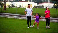 Annisa Pohan tampil cantik dan segar ketika datang di pernikahan Kahiyang-Bobby. Mungkin salah satu rahasia wajah segarnya didapat dari olahraga yang ia lakukan. Jogging misalnya. Ia selalu mengikutsertakan anaknya, Almira Tunggadewi Yudhoyono. Foto: Instagram/@agusyudhoyono