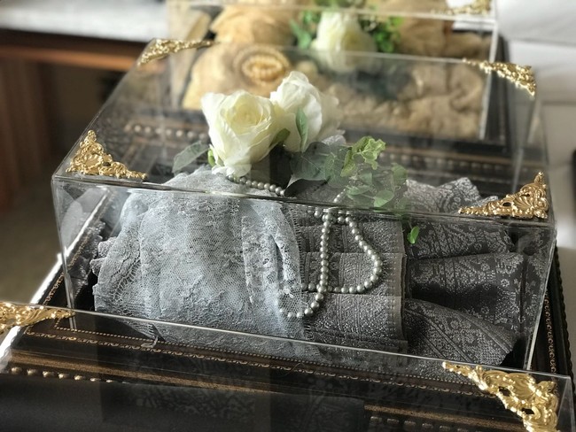 Kain songket benuansa abu-abu silver yang dipercantik mawar putih. Foto: Dok. Rose Arbor Seserahan